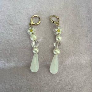 Y2K White Flower Dangle Earrings
